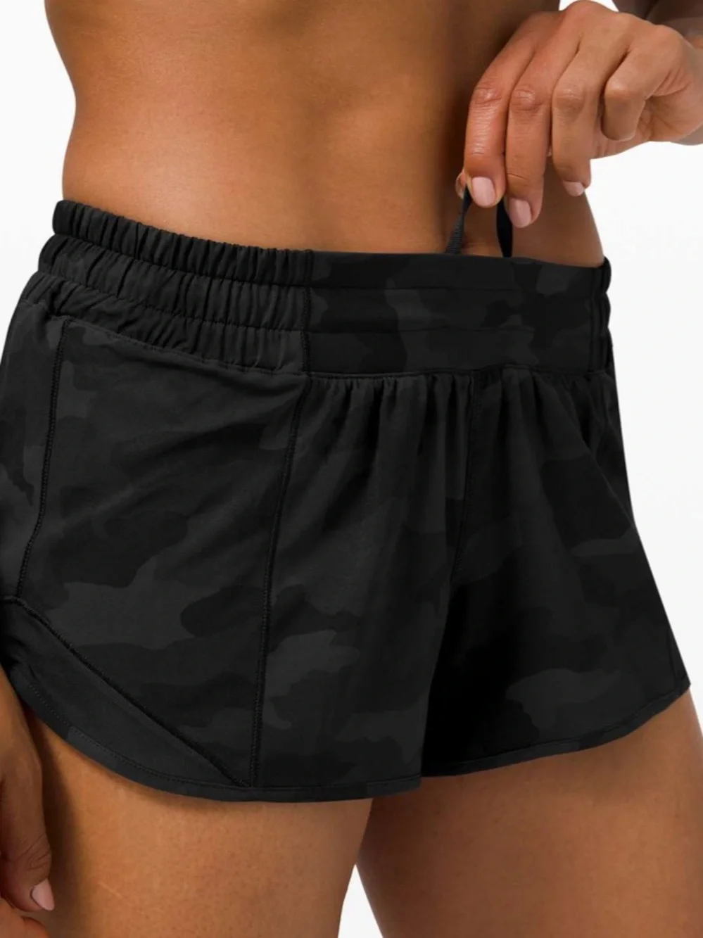 Lululemon Hotty Hot Low Rise Lined 2.5” Shorts in Black Camo Size 2 Tall